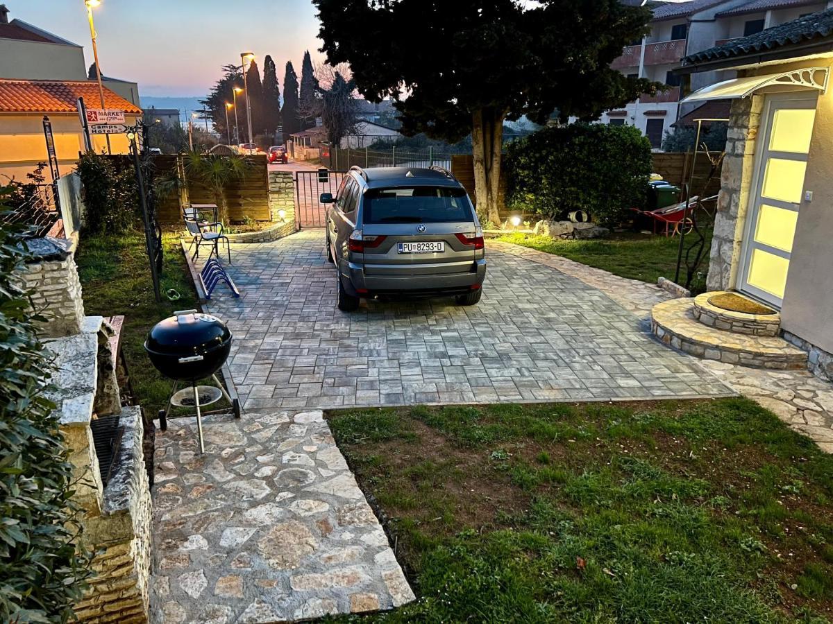 Holiday House "Laurus Garden" With Private Parking Медулин Екстериор снимка