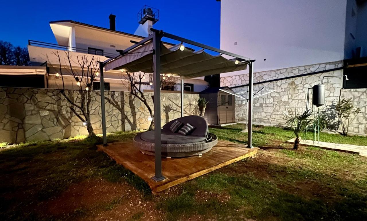 Holiday House "Laurus Garden" With Private Parking Медулин Екстериор снимка