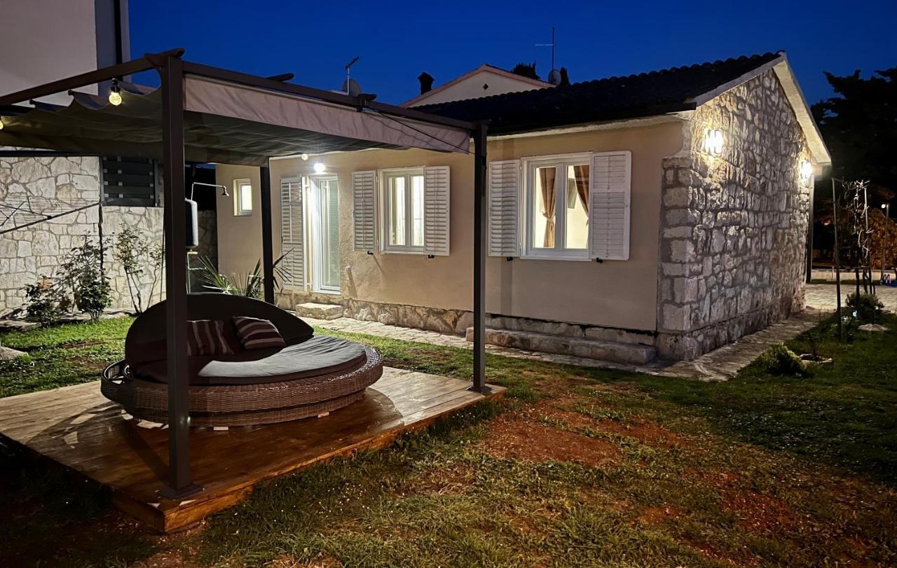 Holiday House "Laurus Garden" With Private Parking Медулин Екстериор снимка