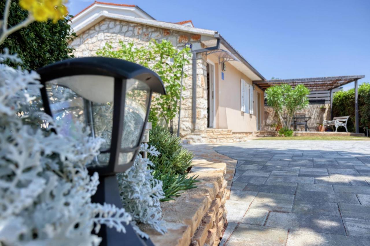 Holiday House "Laurus Garden" With Private Parking Медулин Екстериор снимка
