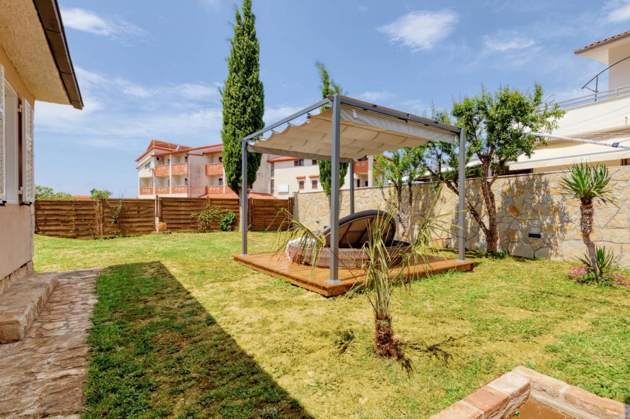 Holiday House "Laurus Garden" With Private Parking Медулин Екстериор снимка