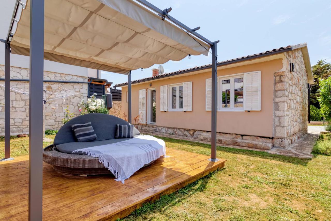 Holiday House "Laurus Garden" With Private Parking Медулин Екстериор снимка