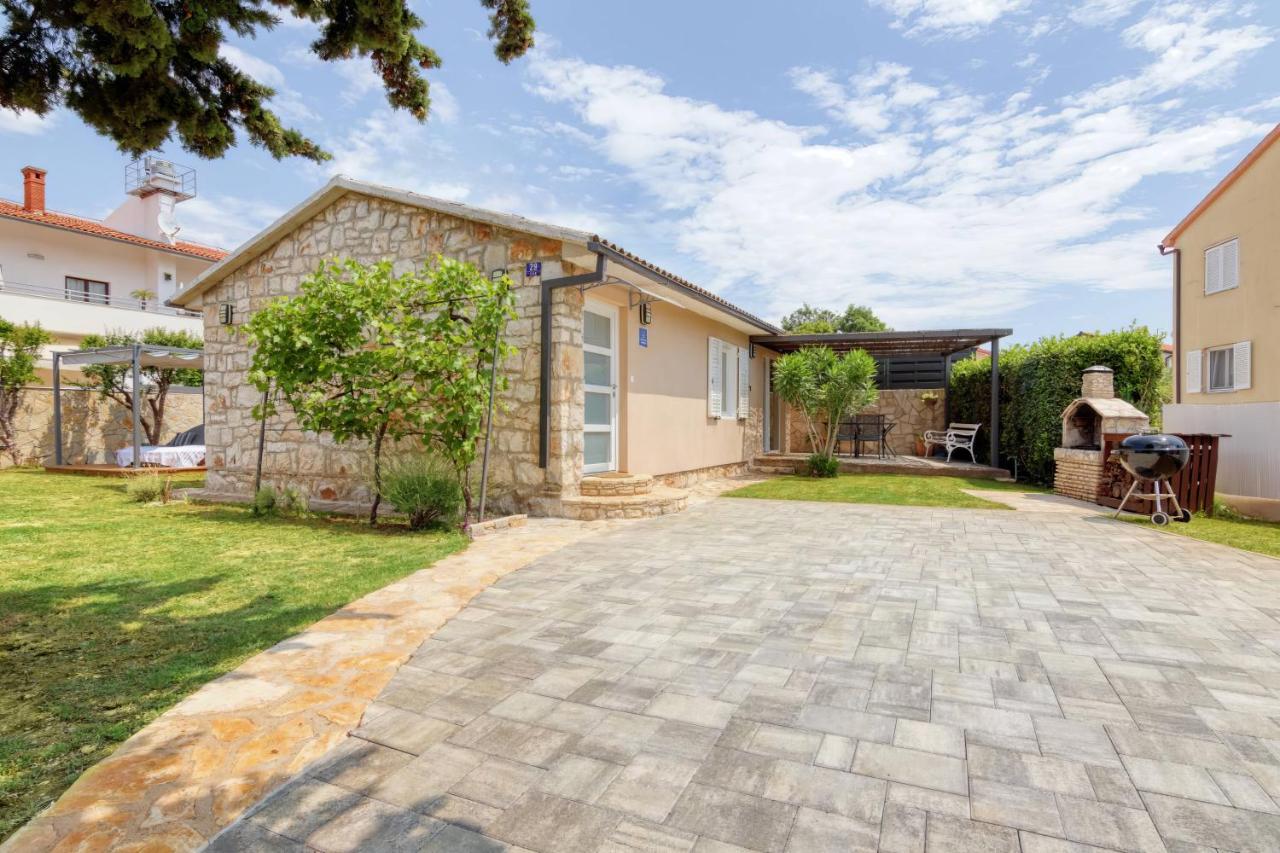 Holiday House "Laurus Garden" With Private Parking Медулин Екстериор снимка